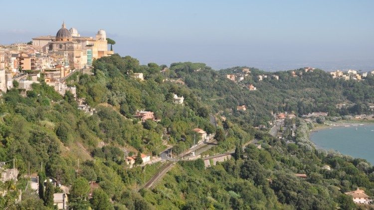 Blick auf Castel Gandolfo oberhalb des Albaner Sees